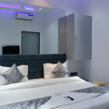 Hotel The Lowell Surat Zewnętrze zdjęcie