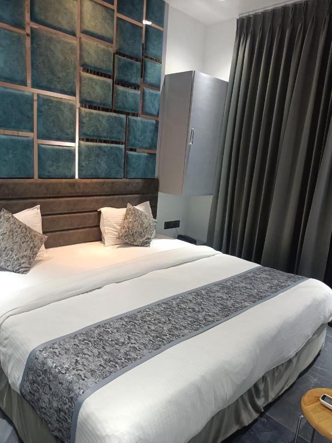 Hotel The Lowell Surat Zewnętrze zdjęcie
