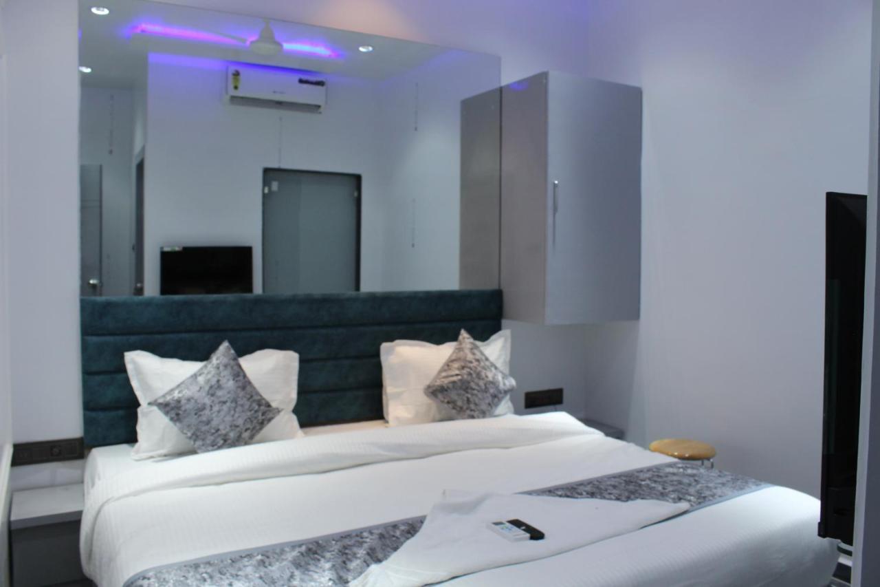 Hotel The Lowell Surat Zewnętrze zdjęcie
