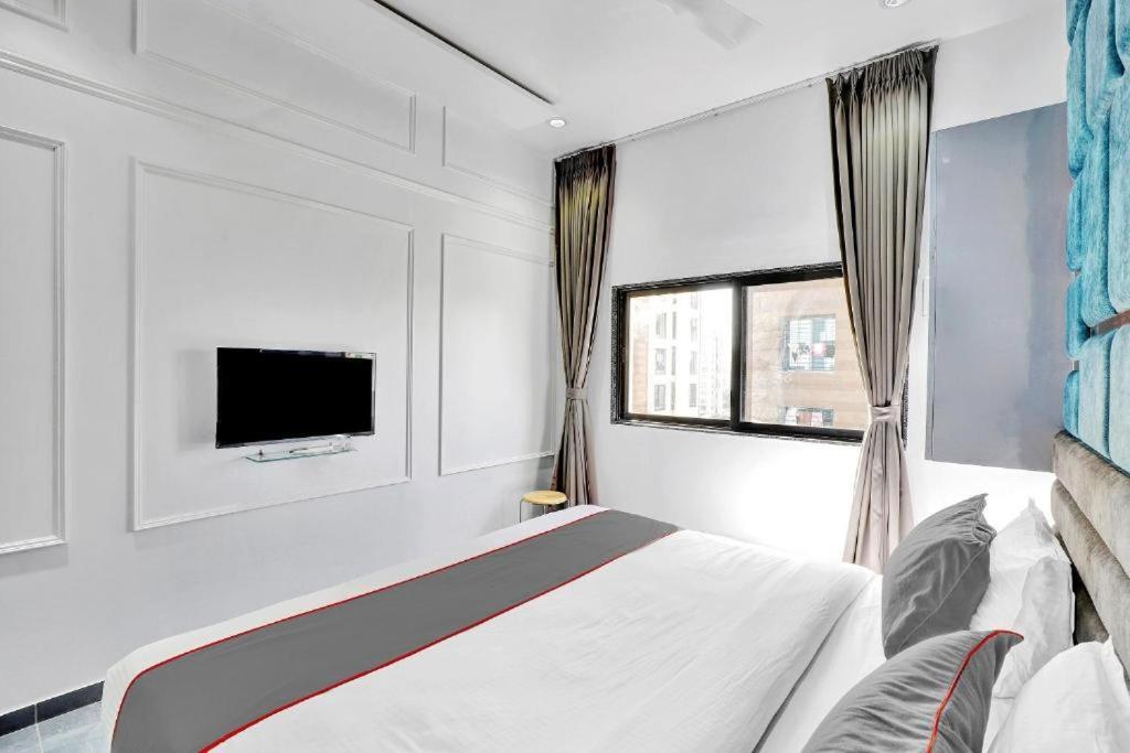 Hotel The Lowell Surat Zewnętrze zdjęcie