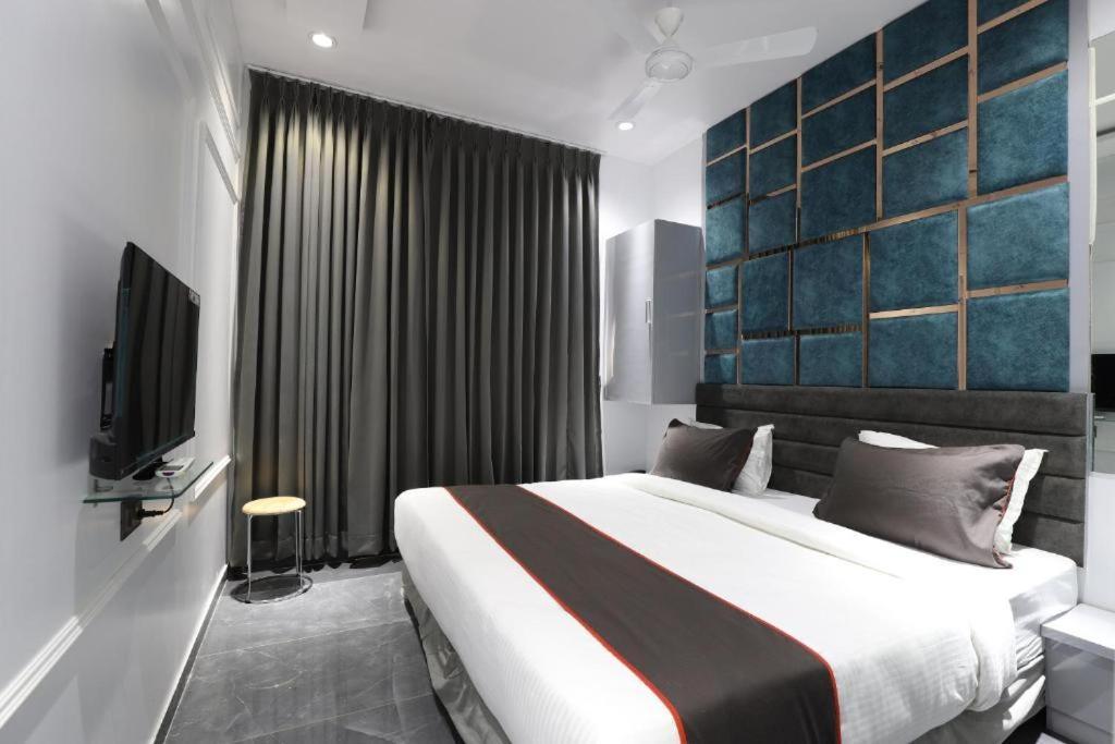Hotel The Lowell Surat Zewnętrze zdjęcie