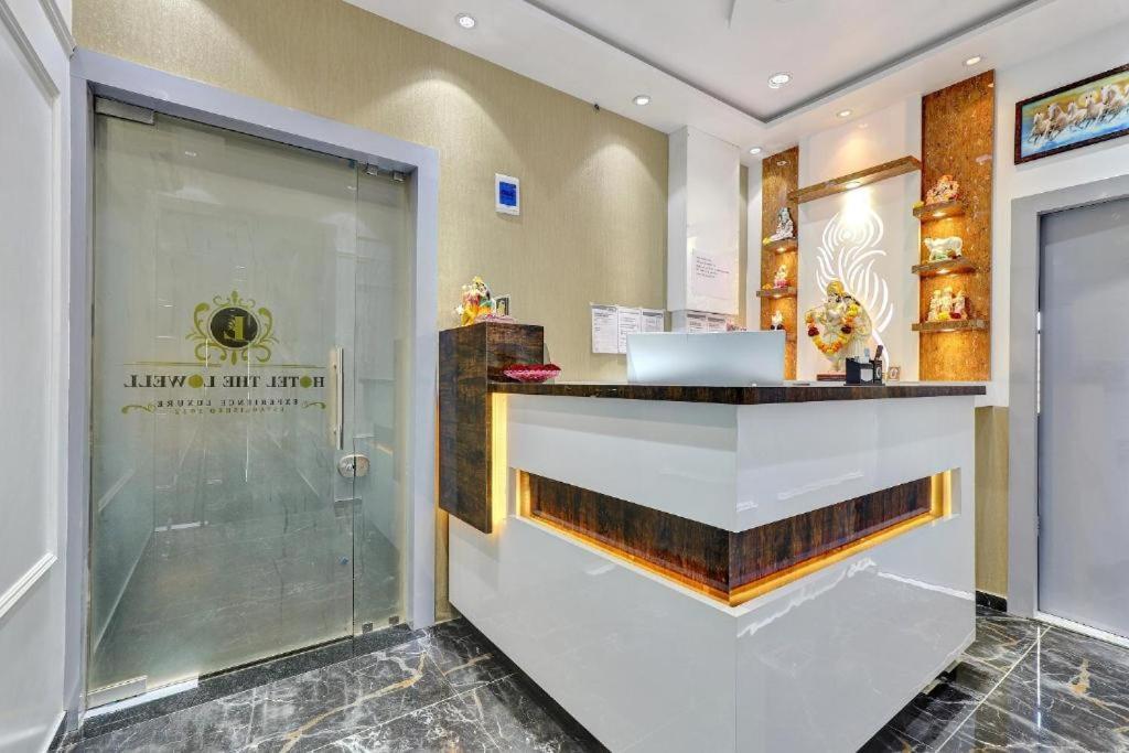 Hotel The Lowell Surat Zewnętrze zdjęcie